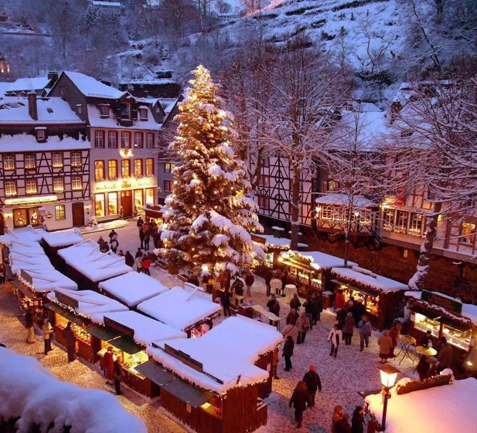 Illustration. Excursion en autobus les fêtes de Noël de Monschau à Valkenburg.  Моншау, Валкенбург. © i.pinimg.com originals.  2022-11-26